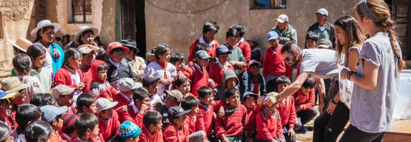 Voluntarios y niños explicando filtros