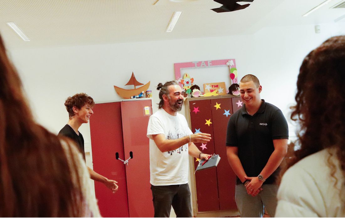 Facilitador conduz uma dinâmica com um grupo de jovens durante uma sessão do projeto de empreendedorismo jovem Entre Atos e Ações, que utiliza o Teatro do Oprimido como ferramenta de participação cívica dos jovens.