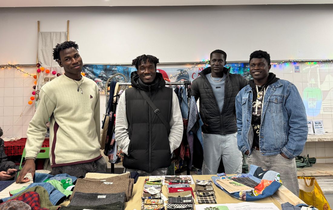 Quatro jovens empreendedores expõem peças e acessórios feitos à mão através da técnica do upcycling, da sua marca NIAW, desenvolvida no âmbito do Futuro Verde em Ação, o projeto de empreendedorismo jovem da Ajuda em Ação em Portugal.